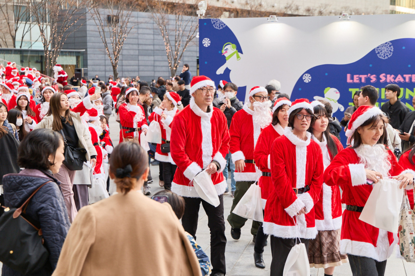 グランフロント大阪・グラングリーン大阪で「サンタパレード」