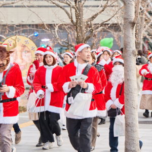 グランフロント大阪・グラングリーン大阪で「サンタパレード」