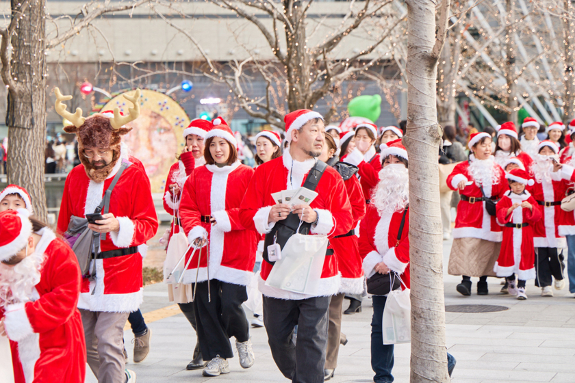 グランフロント大阪・グラングリーン大阪で「サンタパレード」