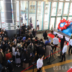 南港ATCに「寝そべりミャクミャク」