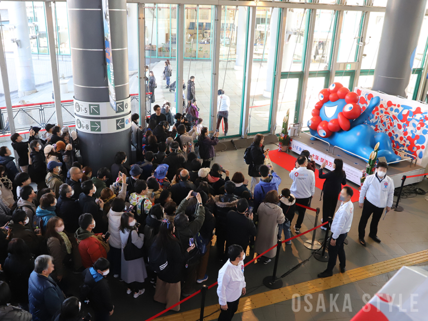 南港ATCに「寝そべりミャクミャク」