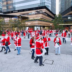 グランフロント大阪・グラングリーン大阪で「サンタパレード」