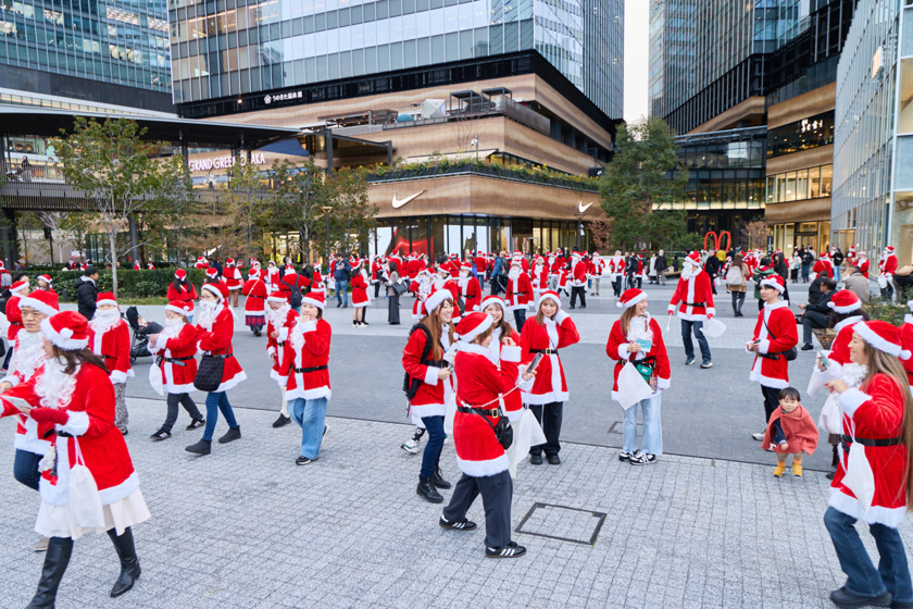 グランフロント大阪・グラングリーン大阪で「サンタパレード」