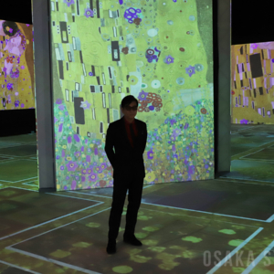 没入型展覧会「クリムト・アライブ 大阪展」に藤井フミヤさん来場