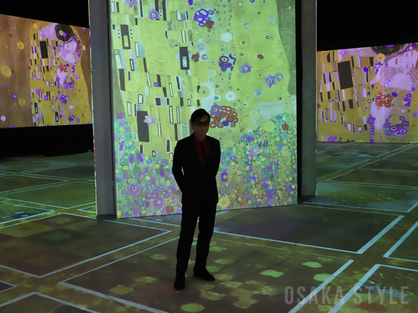 没入型展覧会「クリムト・アライブ 大阪展」に藤井フミヤさん来場