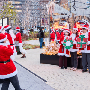 グランフロント大阪・グラングリーン大阪で「サンタパレード」