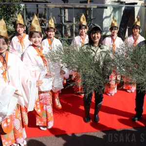 今宮戎神社「十日戎」の福娘が福笹をプレゼント