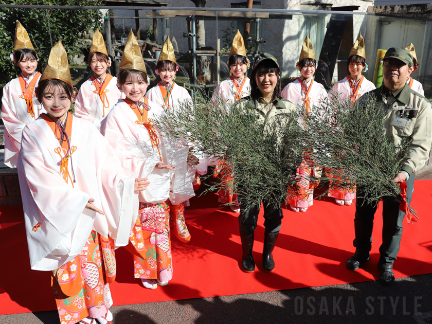 今宮戎神社「十日戎」の福娘が福笹をプレゼント