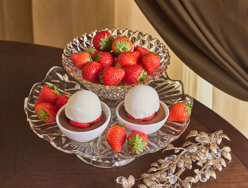 あたたかいチョコレートケーキ バニラアイスクリームストロベリー