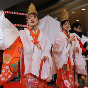 「宝恵駕行列」セレモニーで餅まき