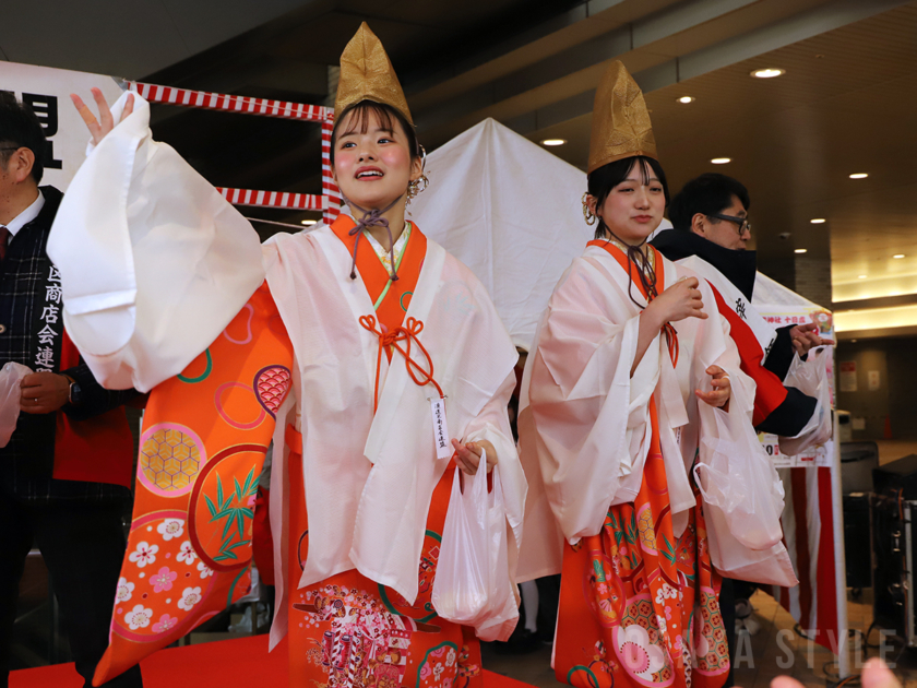 「宝恵駕行列」セレモニーで餅まき
