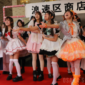 「宝恵駕行列」セレモニーで餅まき