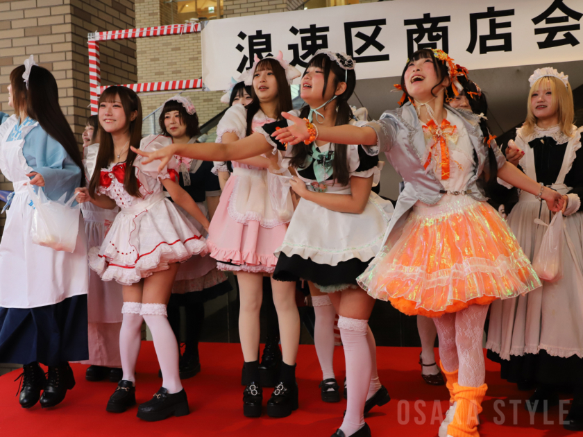 「宝恵駕行列」セレモニーで餅まき