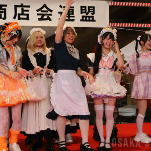 「宝恵駕行列」セレモニーで餅まき