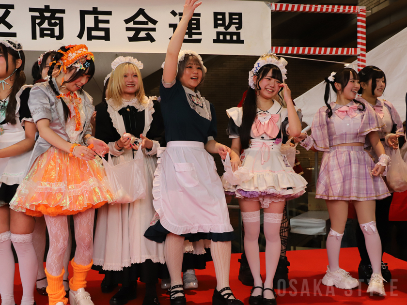 「宝恵駕行列」セレモニーで餅まき