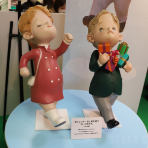 ポシェット・お土産を持つローズちゃん