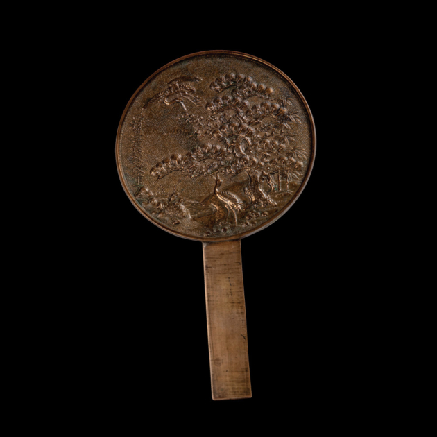 SNSなどで話題を呼んだ特級呪物「覗くと死ぬ鏡」