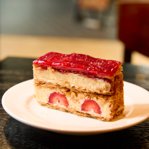 「ストロベリーナポレオンパイ」 イートイン902円／テイクアウト820円 THE CITY BAKERY（うめきた広場地下1階）