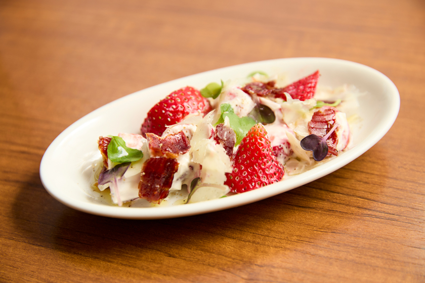 「紀の里産まりひめ苺とスペインチーズのマリナード〜白和え仕立て〜」 836円（提供時間：ディナーのみ） Bar Español LA BODEGA（南館7階）