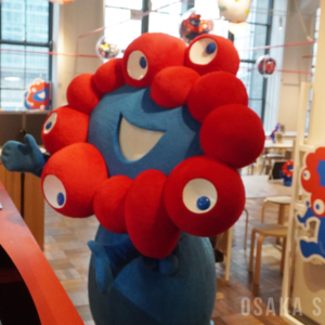 「EXPO2025 オフィシャルカフェ」内覧会ににミャクミャク登場