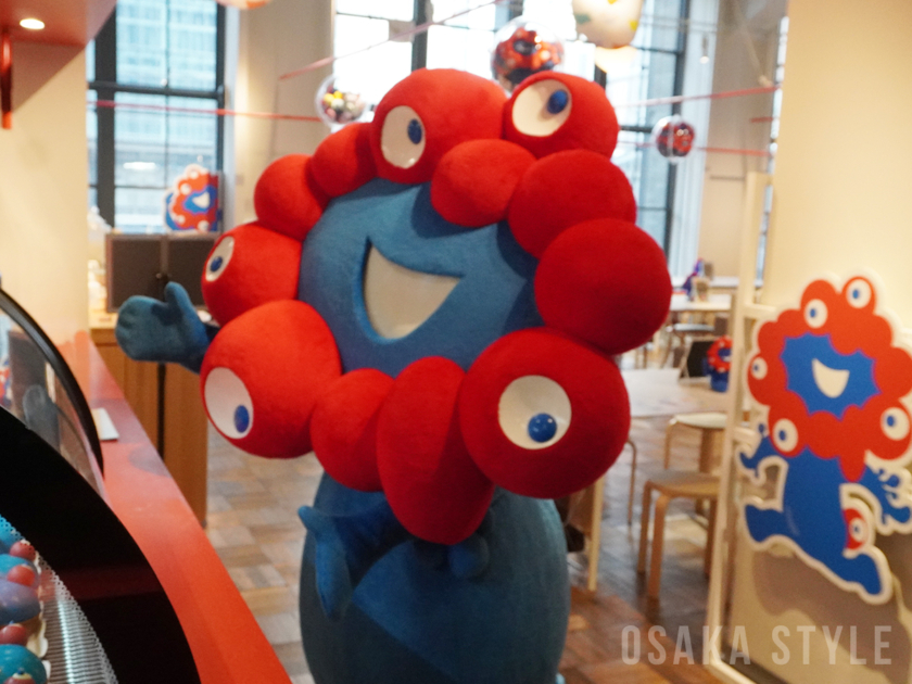 「EXPO2025 オフィシャルカフェ」内覧会ににミャクミャク登場