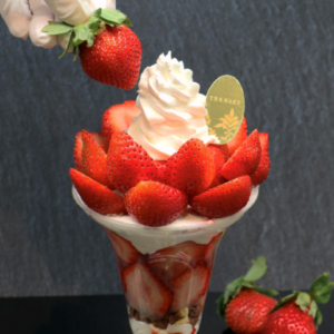 「THE KAEN」あまおう苺のワンハンドパフェ