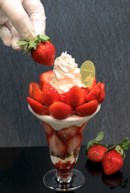 「THE KAEN」あまおう苺のワンハンドパフェ