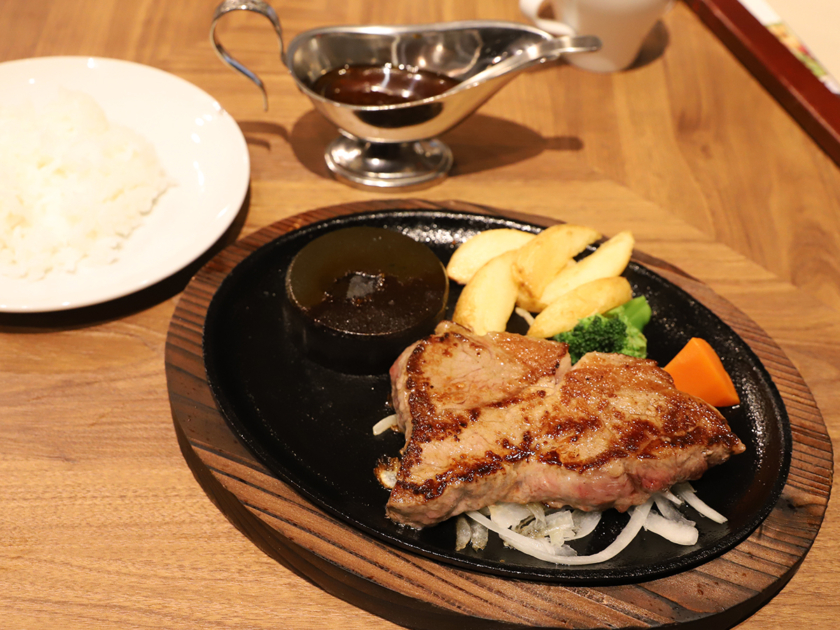 ランチメニューのサーロインステーキ