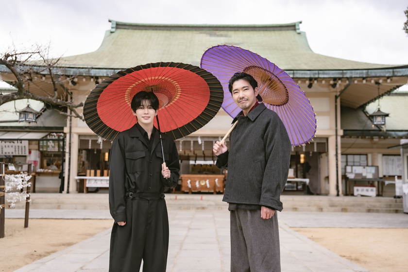 柄本佑さん、長尾謙杜さんが生國魂神社で映画「木挽町のあだ討ち」ヒット祈願