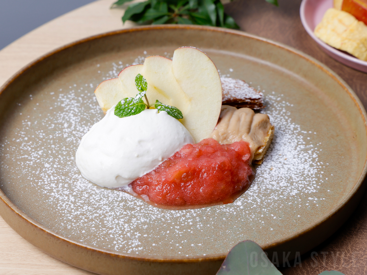 GARB MONAQUEの「焼きたてりんごパイのミルフィーユシナモン香るりんごのコンフィチュールを添えて」