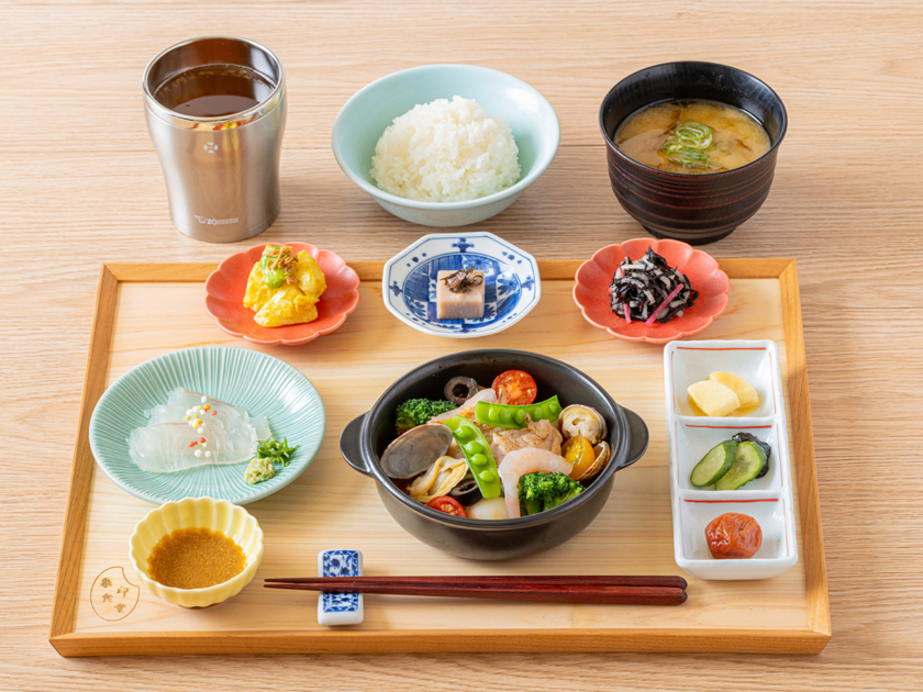 「象印御膳」（鶏肉と魚介のトマトアクアパッツァ）