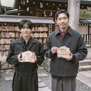柄本佑さん、長尾謙杜さんが生國魂神社で映画「木挽町のあだ討ち」ヒット祈願