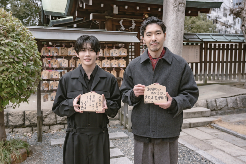 柄本佑さん、長尾謙杜さんが生國魂神社で映画「木挽町のあだ討ち」ヒット祈願