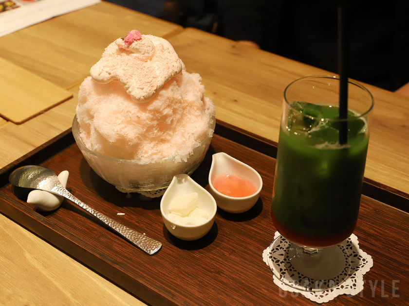 「天然水の削り氷 桜もちみるく」と「苺グリーンティー」