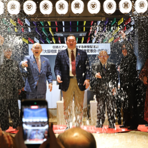 「大阪相撲 新世界」オープン記念で「塩まき」のセレモニー