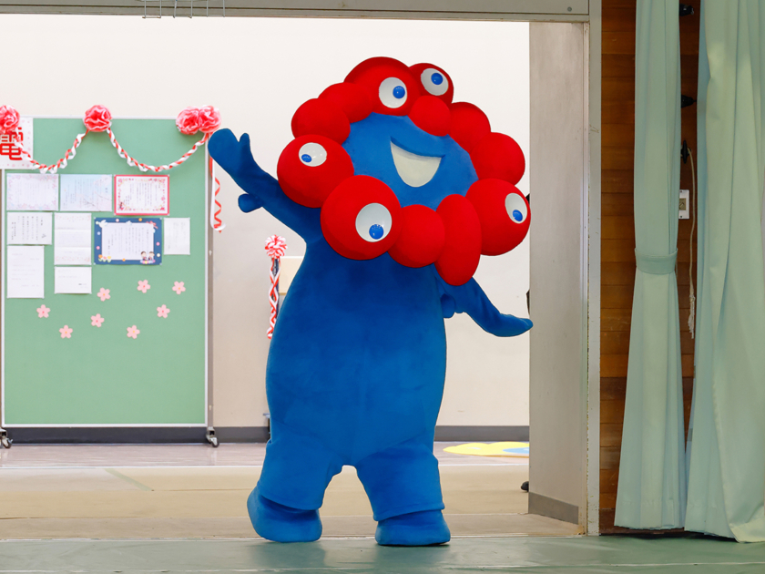 城南学園小学校で「2025年大阪・関西万博 ミャクミャクのサンクスグリーテイング」