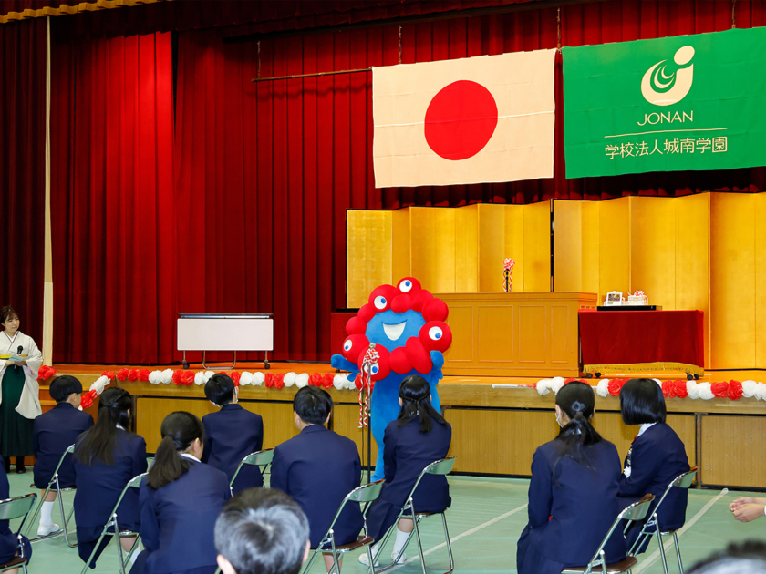 城南学園小学校で「2025年大阪・関西万博 ミャクミャクのサンクスグリーテイング」