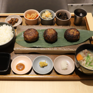 淡路牛と淡路豚のハンバーグ定食 〜醤油や味噌と楽しむ至福プレート〜