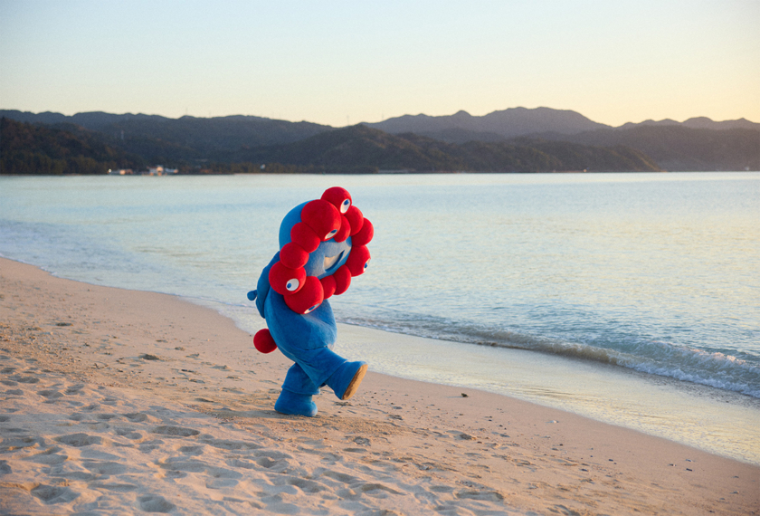 大阪・関西万博公式キャラクター・ミャクミャク」の1stグラビア写真集「I myaku you.」