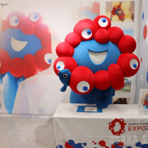 大阪・関西万博の公式キャラクター「ミャクミャク」