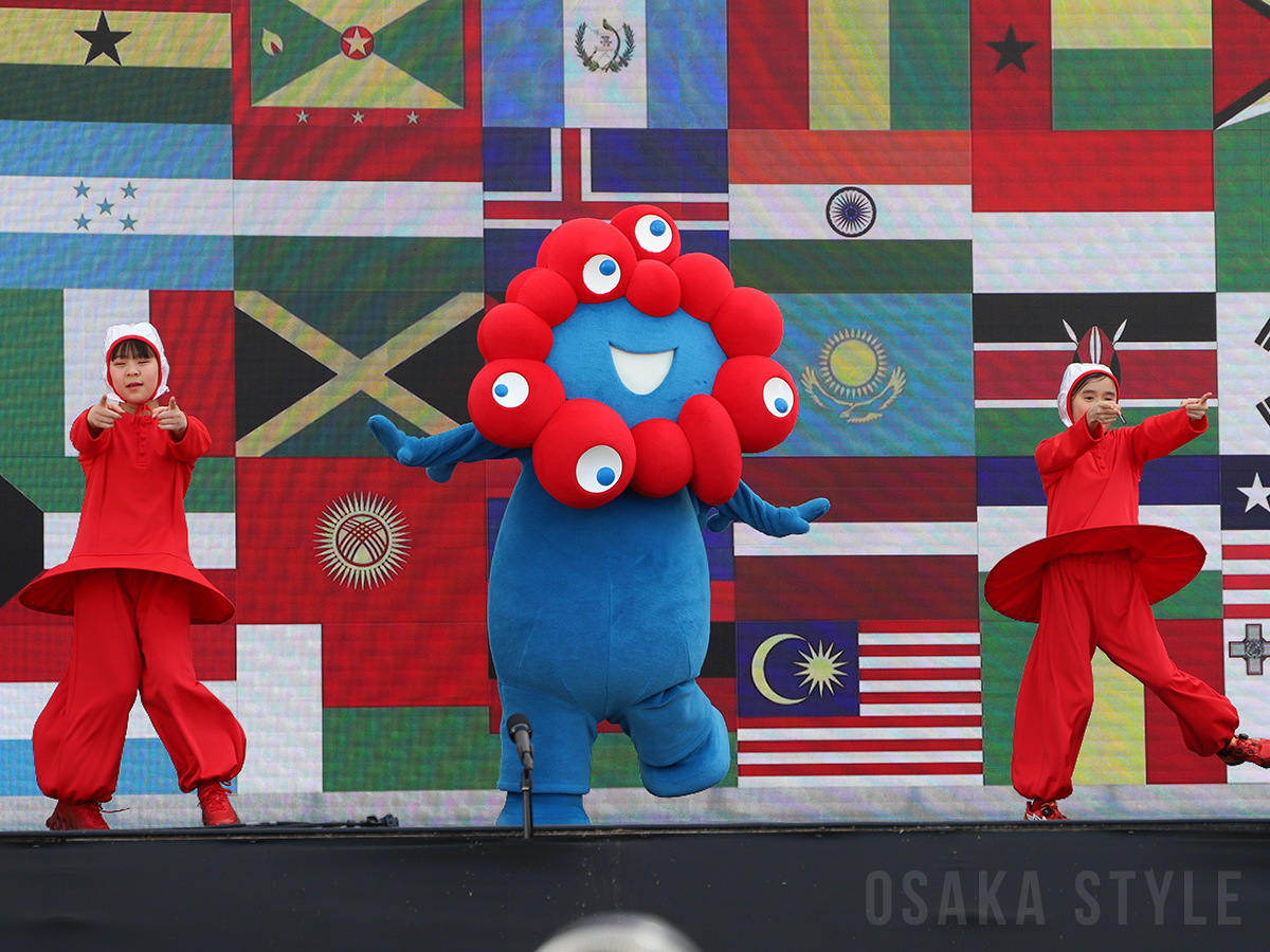 「ミャクミャク」とキッズダンサーによるパフォーマンス