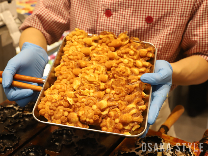 ミャクミャク焼きを実演販売