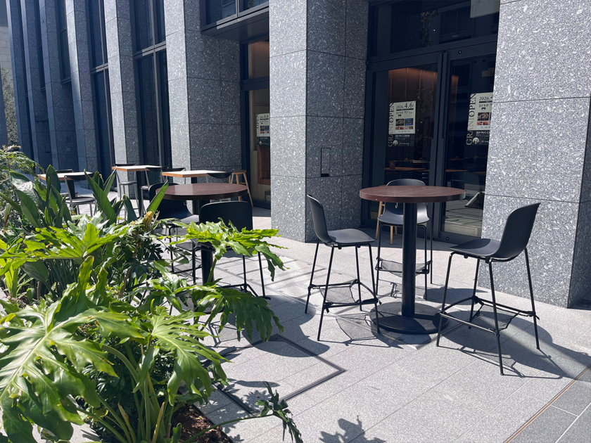 フードホール「ヨドヤバ」のテラス席