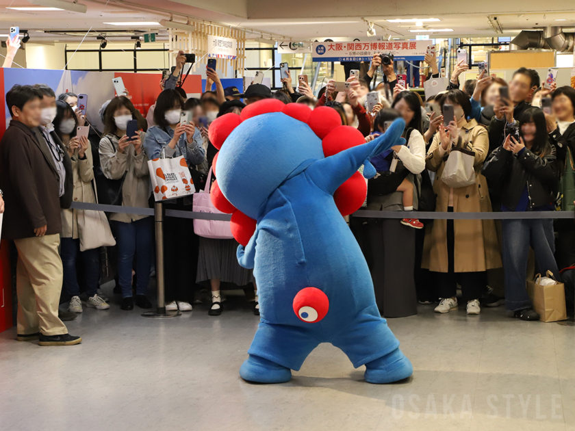 大阪・関西万博の公式キャラクター「ミャクミャク」がサプライズ登場