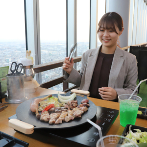 ハルカス300で「ハルカスでソラメシ 食べるで↑BBQ」
