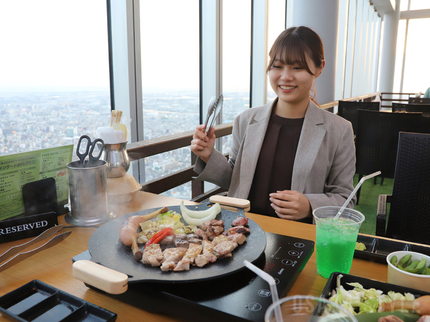 ハルカス300で「ハルカスでソラメシ 食べるで↑BBQ」