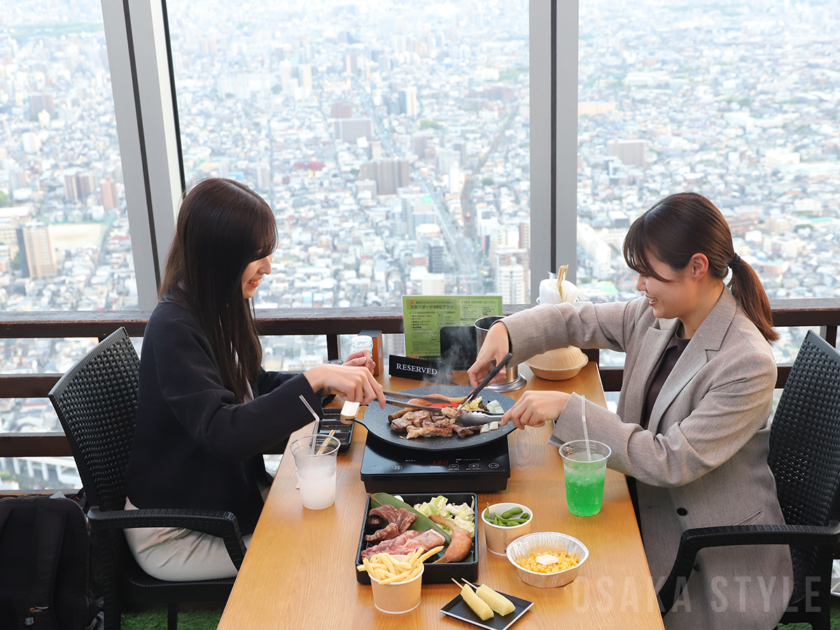 ハルカス300で「ハルカスでソラメシ 食べるで↑BBQ」