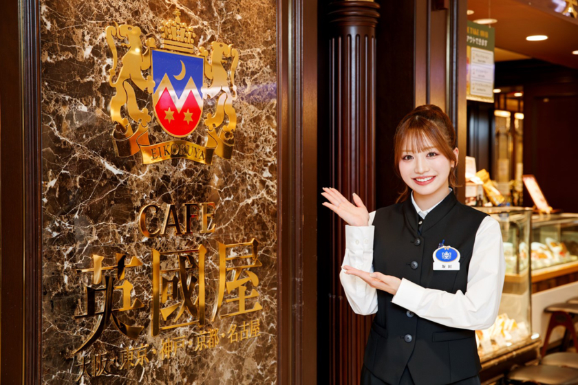 カフェ英國屋 なんばCITY店前で撮影するNMB48・坂田心咲さん
