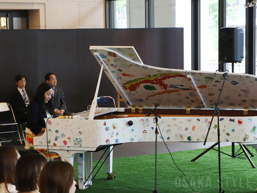 中島さち子さんが「希望のピアノ」で演奏