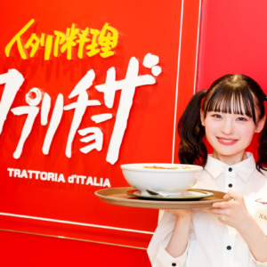 カプリチョーザ なんばCITY店前で撮影するNMB48・新澤菜央さん
